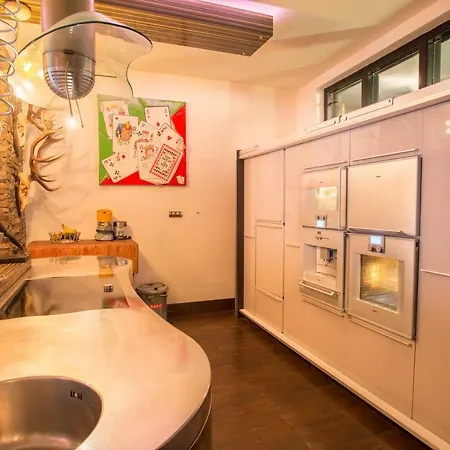 180 M2 Central ....art ...loft ..jacuzzi...horse.. *